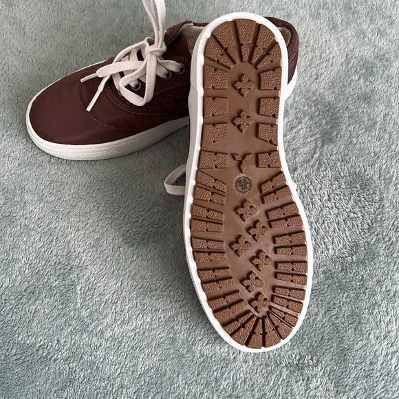 NWOB Lucky Brand women’s burgundy laced sneakers 6M - Picture 5 of 5